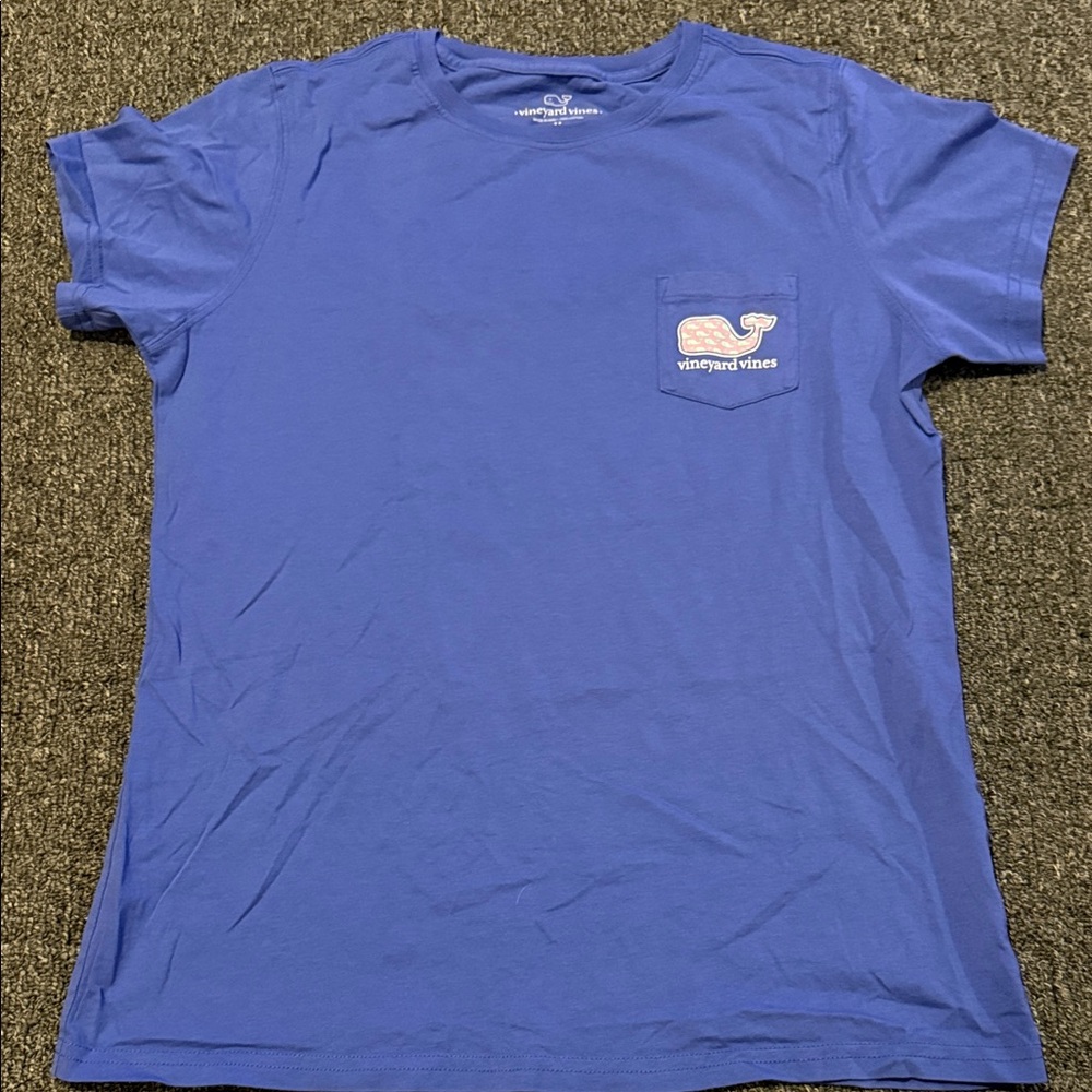 Vineyard Vines tshirt
Womens medium